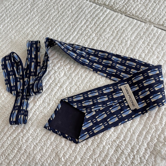 Evan Picone 100% Silk Blue Geometric Necktie 57 inch Length - Picture 2 of 5
